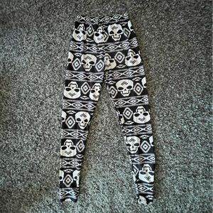 Black and white skull design leggings